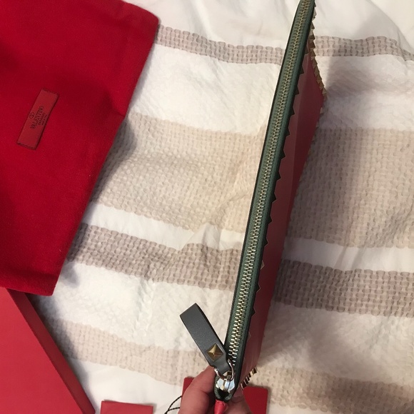 🎇Host Pick!!!😍 Authentic Valentino Rockstud Clutch Bag - Red - Picture 8 of 8